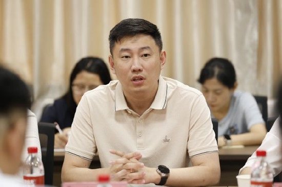 图 2 王豪聪院长介绍钉钉（中国）的发展情况及战略布局
