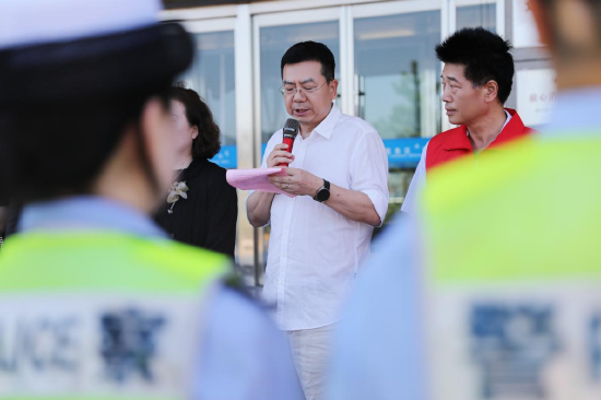 酷暑送暖敬坚守 警民同心护平安