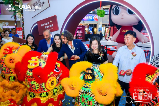　　点睛舞狮仪式，从左到右分别为：慕思集团沙发事业部市场总监：陈琬欣；意大利CALIA 品牌销售总监： CARLO；慕思集团董事、副总裁：盛艳；意大利CALIA第三代继承人：Vincenzo Calia；陕西天士通集团董事长、西安卡丽亚总经理：潘湘；大明宫实业集团董事长：席有良