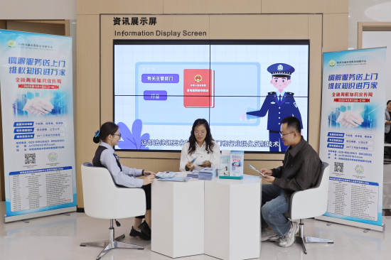 农行榆林分行依托网点调解角，向客户普及金融纠纷纾困维权相关政策