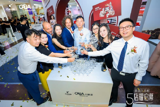 　　香槟仪式，从左到右分别为：大明宫实业集团招商运营总监：花锐；慕思集团沙发事业部市场总监：陈琬欣；慕思集团董事、副总裁：盛艳；；意大利CALIA第三代继承人：Vincenzo Calia；大明宫实业集团董事长：席有良；大明宫实业集团总裁：任恋；陕西天士通集团董事长、西安卡丽亚总经理：潘湘；大明宫建材家居北二环店总经理：潘锋