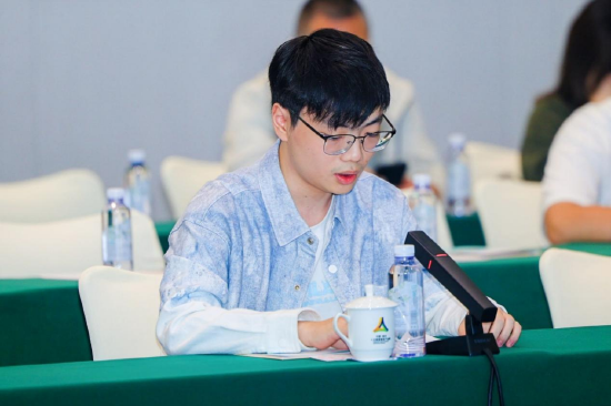 （毕业生代座谈会现场表发言）