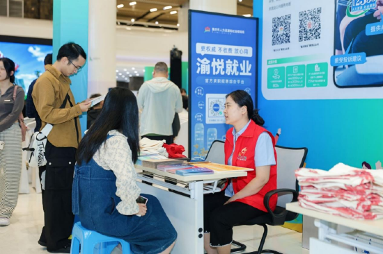 （市人力社保局工作人员在现场开展就业政策讲解）