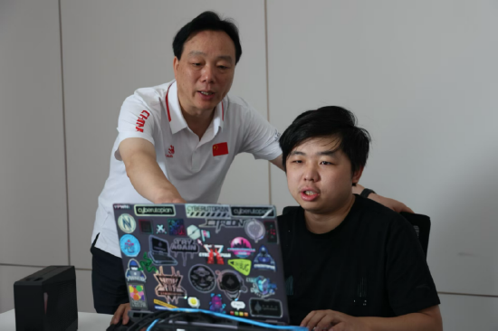 武春岭重庆市首席技能大师工作室领衔人为尹良锐选手进行赛前指导