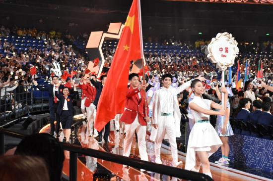 中国代表团入场
