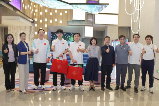 重庆市人力社保局党组书记、局长黄艺看望慰问重庆选手和后勤保障团队