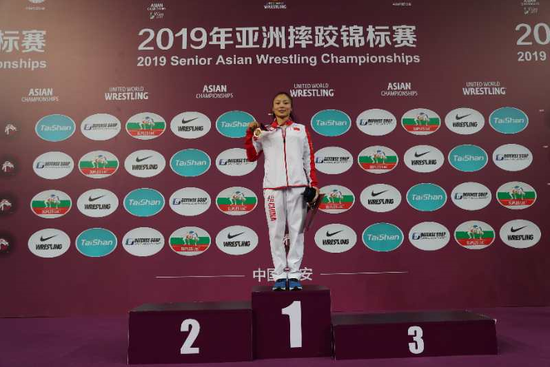 谢梦雨在女子55公斤级决赛中对阵日本选手五十岚彩季