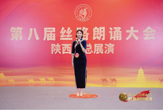 （图二）张艺萱同学演绎的《海棠花祭》