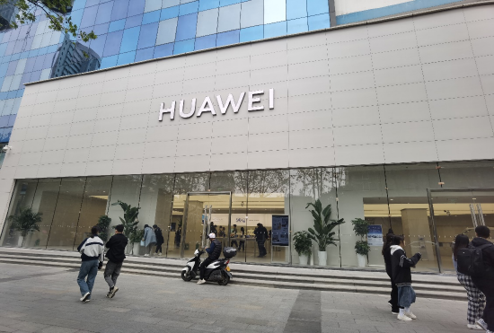 赛格国际购物中心一楼南门华为智能生活馆外景