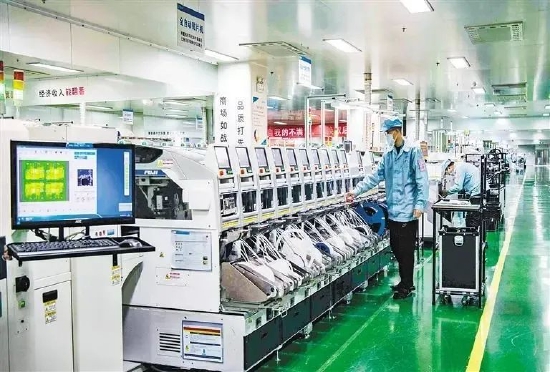 　▲西安中兴通讯终端科技有限公司生产线上，工人们正在有序工作。