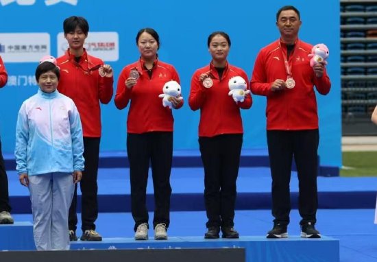 陕西女子射箭队教练罗恒宇(后排右一)和三名弟子一起站上了十五运会的领奖台