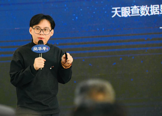 △凤华年酒新品发布会上,柏星龙首席品牌策略师郭浚伟进行了“跨周期的产品力”微演讲分享