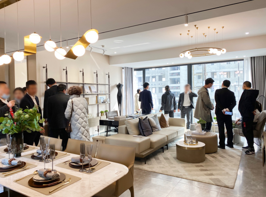 参观样板间的客户也排起了长龙