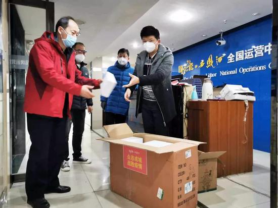 国花瓷西凤酒全国运营中心,常务副总哈学云带领团队清点捐赠物资