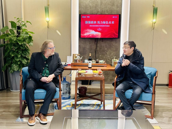 交流会现场实拍图，爱德华沃克·郝福（左），严晓勇（右）