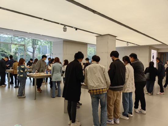 赛格国际购物中心一楼南门华为智能生活馆现场图
