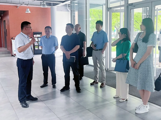 会议组织与会代表实地走访西安欧亚学院餐厅、学生一站式服务社区等场景