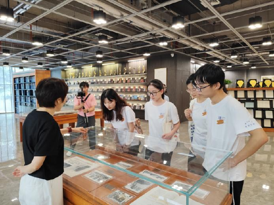 （图 实践队参观西影艺术档案馆）
