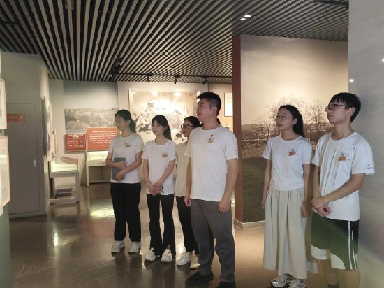 （图 实践队参观富平爱国主义教育基地）