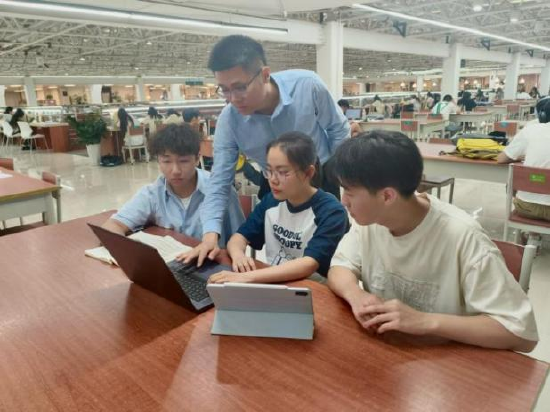 指导教师悉心指导学生备赛