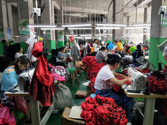 图：南官营春燕服装厂务工的搬迁群众