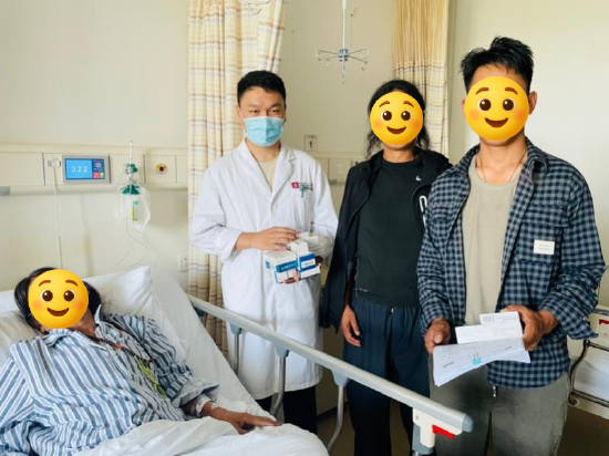 来自西藏的规培同学与患者及家属沟通事宜