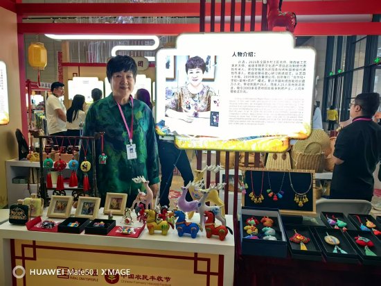 　　图为武功刺绣省级代表性传承人计清携武功刺绣挂（摆）件、布艺塑形、穿戴配饰、潮玩手伴等产品在“锦绣经纬”工坊布陈布展。