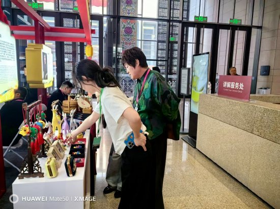 图为全国乡村工匠名师、武功刺绣省级代表性传承人计清携武功馨绣亮相本次国家级交流盛会