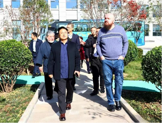 △ 陕西医赛尔生物科技公司董事长杨劲辉带领集团高管陪同俄罗斯院士康斯坦丁·巴塔诺夫一行参观。