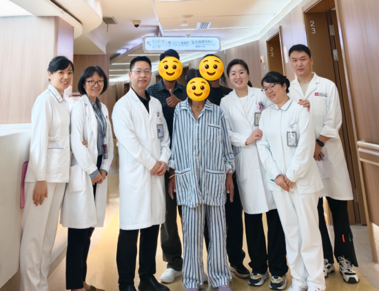 出院当日心血管内科医护与患者及家属合影