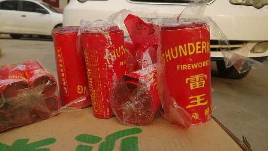 警方突查非法售卖烟花爆竹一店面惊现半箱雷王