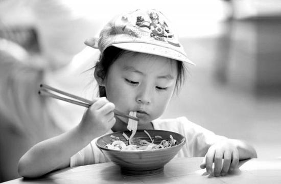 高温来袭市民爱吃“凉”食 凉皮店一天卖出千碗_新浪陕西_新浪网