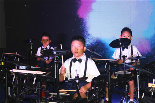 小朋友们的架子鼓表演