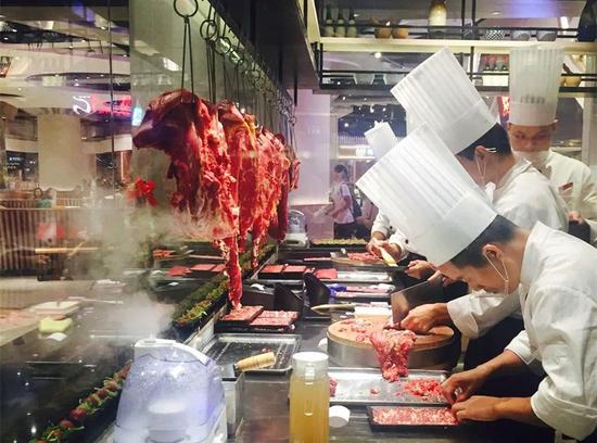 掂档潮汕牛肉火锅空降熙地港 手切牛肉鲜字当头