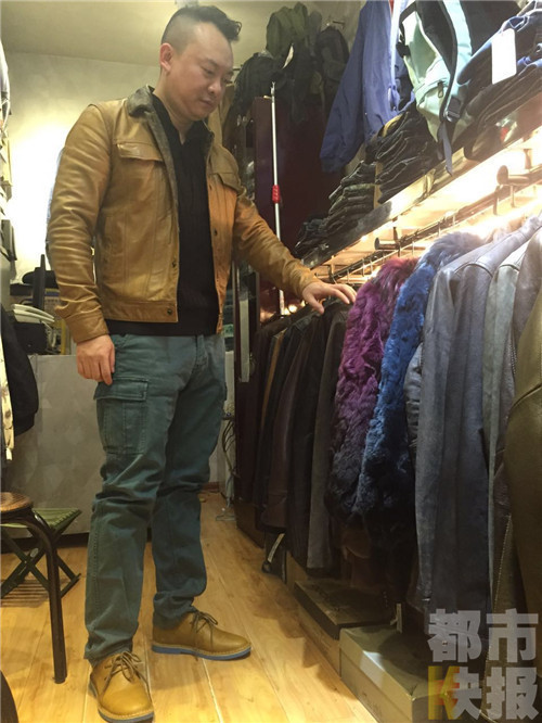 西安一服装店老板拾金不昧失主上万元失而复得