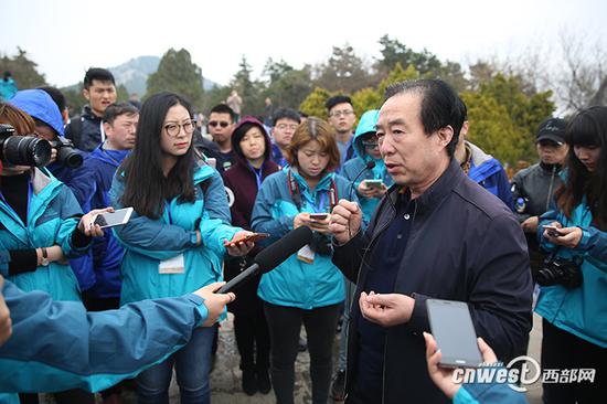 乾陵博物馆馆长樊英峰接受记者采访.
