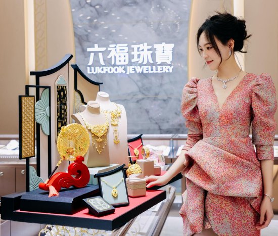 唐嫣近距离欣赏美轮美奂的足金首饰