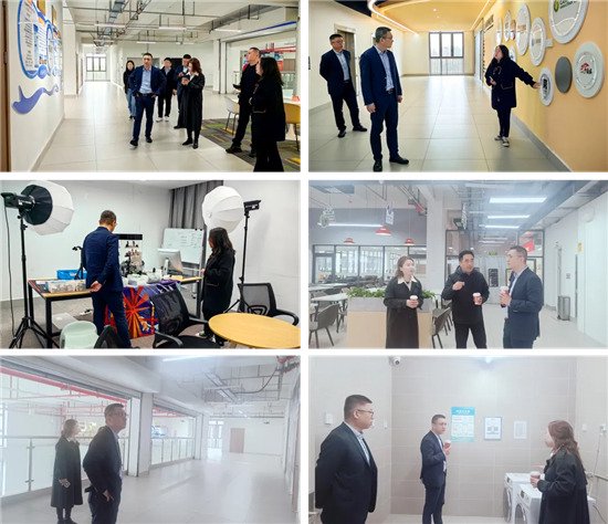 在南京传媒学院校园内参观