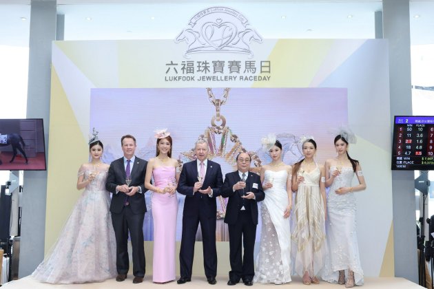 (图:左起:2024香港小姐友谊小姐王汛文、中国香港赛马会赛马事务执行总监夏定安先生、影视红星张曦雯、中国香港赛马会行政总裁应家柏先生、六福集团主席兼行政总裁黄伟常先生、2024香港小姐冠军倪乐琳、亚军兼最上镜小姐梁嘉莹及季军杨梓瑶一同主持祝酒仪式。)