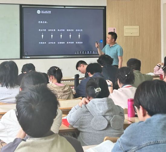 北京万商天勤（西安）律师事务所张航律师为学生讲课