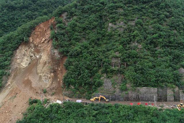 水害致宝成铁路山体崩塌 已清理5000立方米塌方体