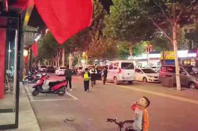 韩城4岁萌孩向国旗敬礼 暖心之举感动无数网友