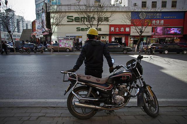 摩的司机毒驾被交警抓正着 车内发现不明白色药瓶