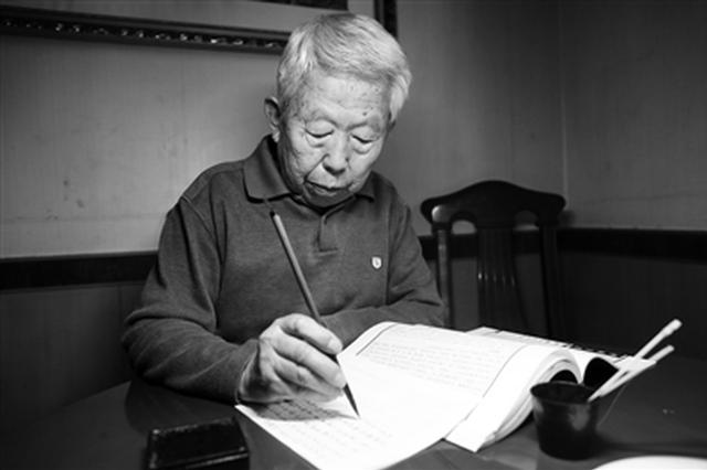 八旬老人坚持25年毛笔抄名著 希望作为“传家宝”