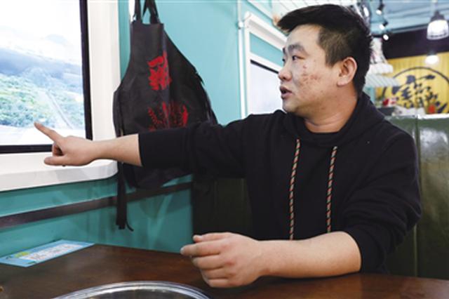 坐着“火车”吃火锅 主题串串店给你不一样的体验