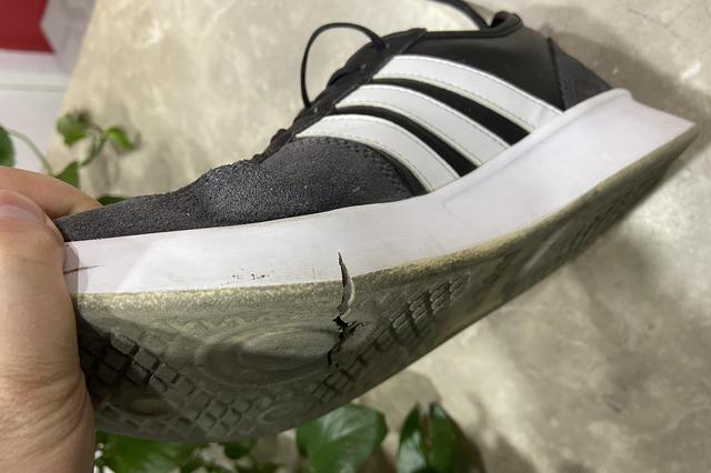 网友投诉:519元买阿迪达斯鞋子穿4个月鞋底断裂