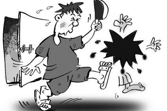 安康一疑似精神疾病患者持刀胁制两名孩童 民警将其制服