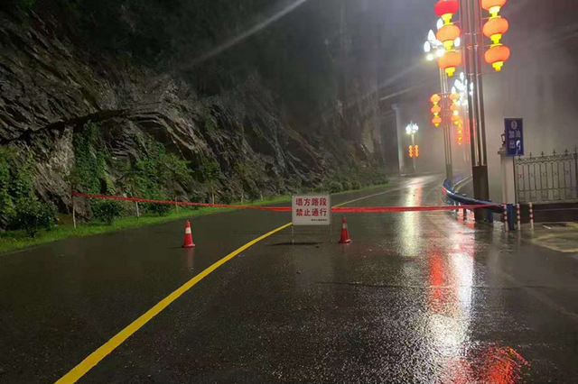 泥石流致镇坪至钟宝镇交通中断 高速公路镇坪收费站禁止车辆出入 - Vimarsana News