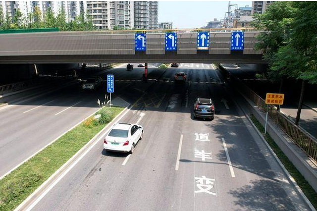 路不够用就"借"一点儿 西安首条借道左转车道+可变车道上线_新浪陕西_新浪网 - Vimarsana News