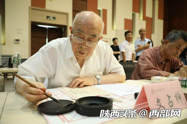 老教授执笔15年 陕师大今年手写录取通知书开笔 - Vimarsana News